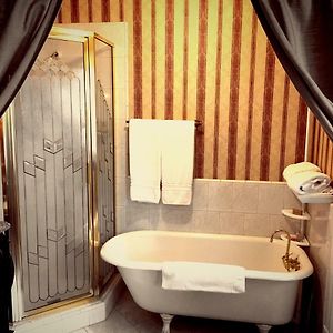 Deluxe Queen Suite